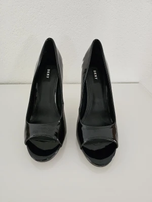 DKNY High Heel Peeptoe IRIS | LOOP-Marktplatz