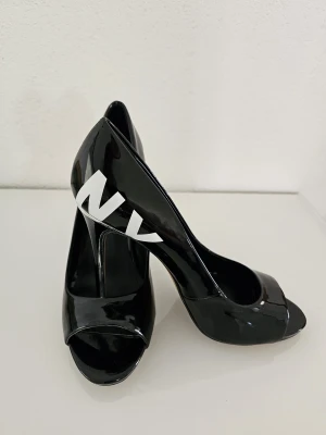 DKNY High Heel Peeptoe IRIS | LOOP-Marktplatz