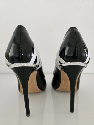 DKNY High Heel Peeptoe IRIS | LOOP-Marktplatz