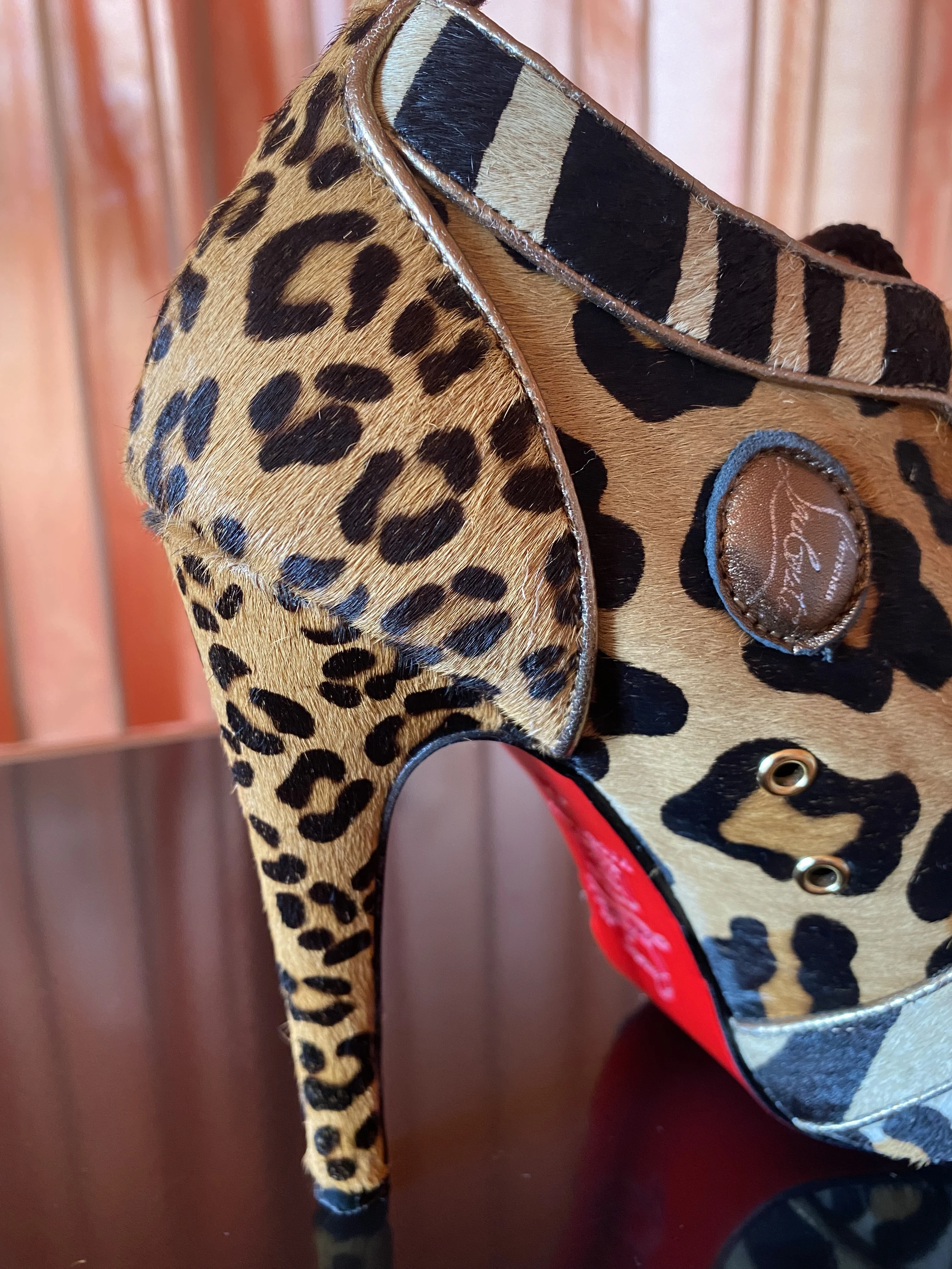 Fell Leo Christian Louboutin | LOOP Marketplace