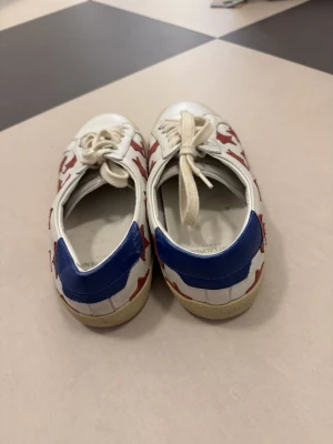 Saint Laurent Sneakers mit Sternen | LOOP-Marktplatz