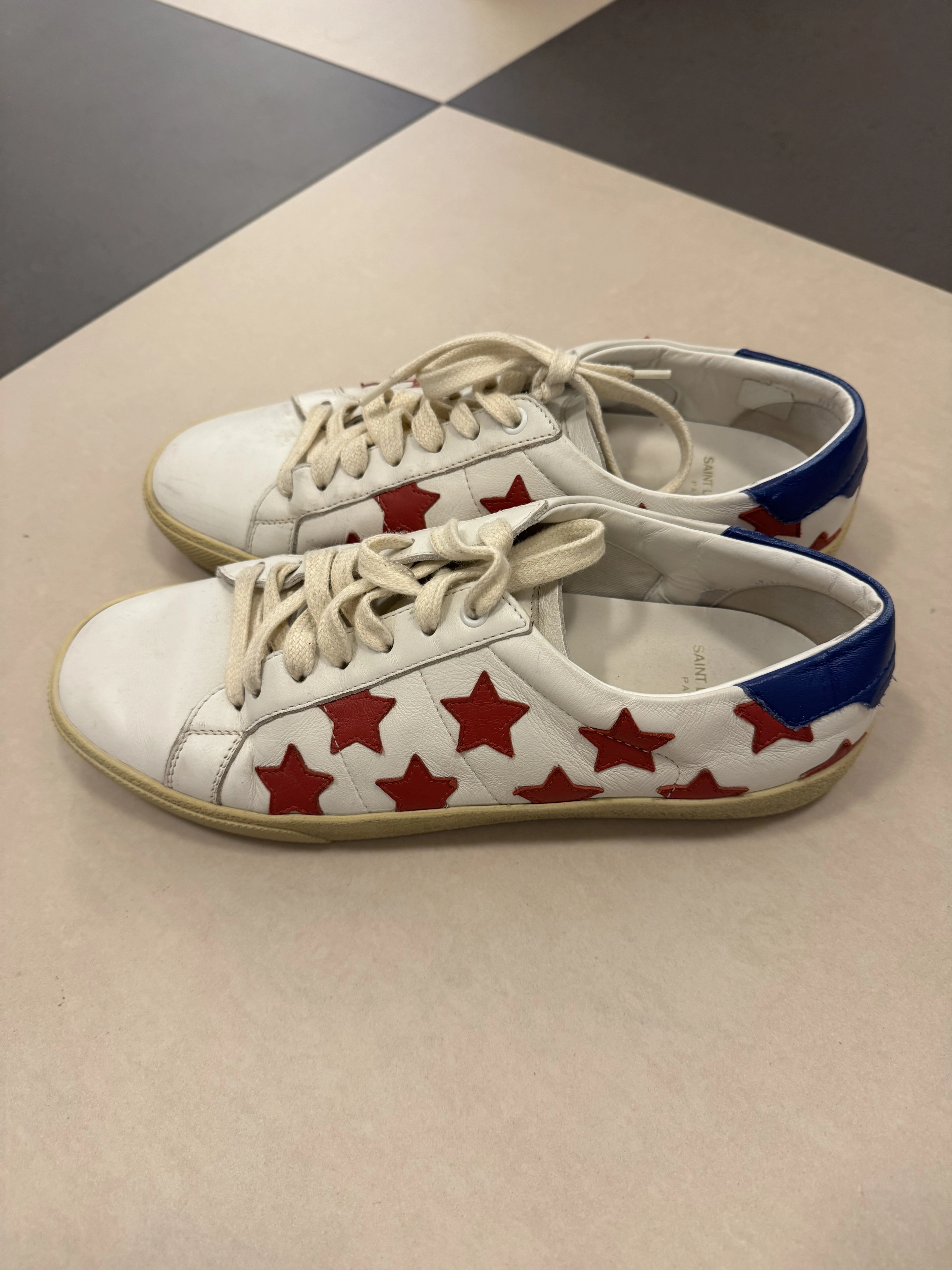 Saint Laurent Sneakers mit Sternen | LOOP-Marktplatz