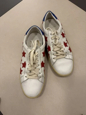 Saint Laurent Sneakers mit Sternen | LOOP-Marktplatz
