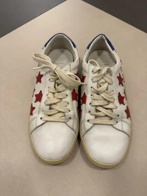 Saint Laurent Sneakers mit Sternen | LOOP-Marktplatz