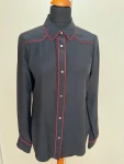 schwarze Seidenbluse, rot gerandet