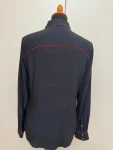 schwarze Seidenbluse, rot gerandet
