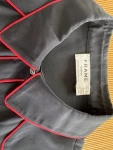 schwarze Seidenbluse, rot gerandet