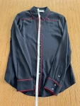 schwarze Seidenbluse, rot gerandet