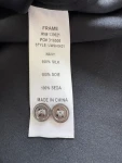 schwarze Seidenbluse, rot gerandet