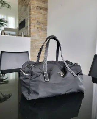 Kleine Prada Nylon Bowling Tasche | LOOP Marketplace