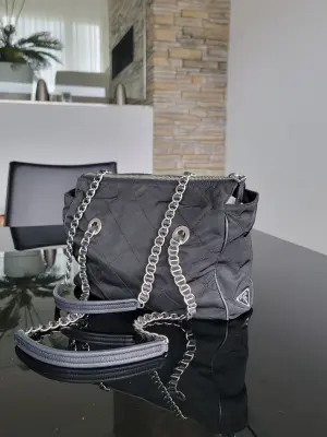 Prada Nylon Tasche | LOOP Marketplace