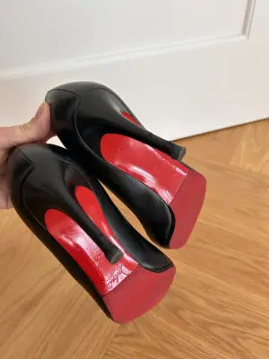 Louboutin heels | LOOP-Marktplatz
