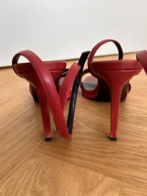 YSL sandals | LOOP-Marktplatz