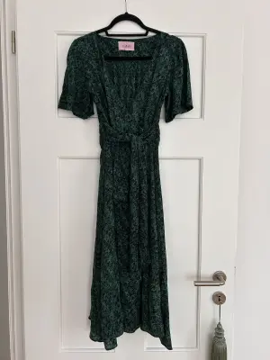 Green and black dress | LOOP Marketplace