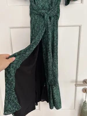 Green and black dress | LOOP-Marktplatz
