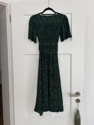 Green and black dress | LOOP-Marktplatz