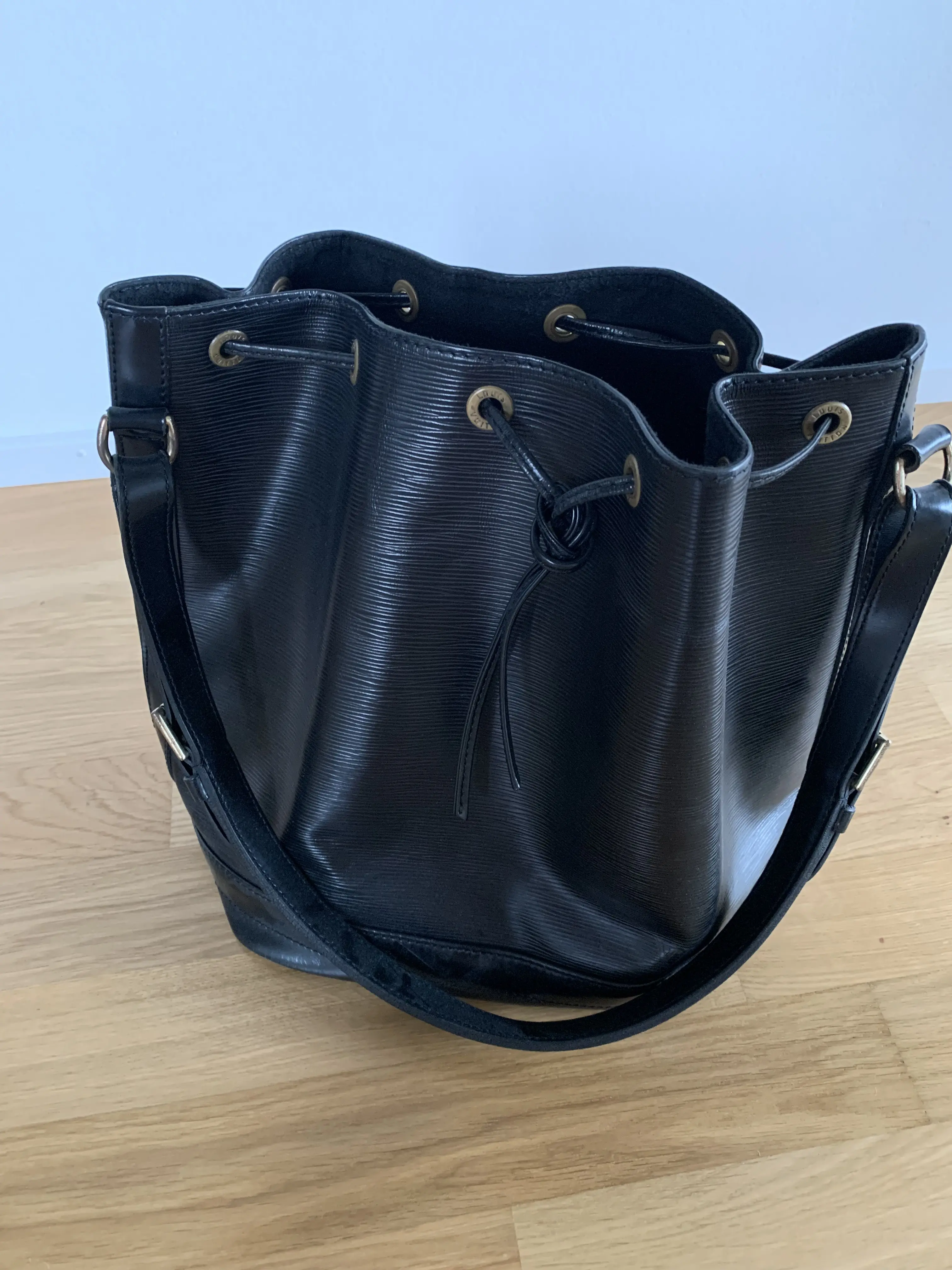 Beuteltasche Noé im Epi Leder schwarz | Marché LOOP