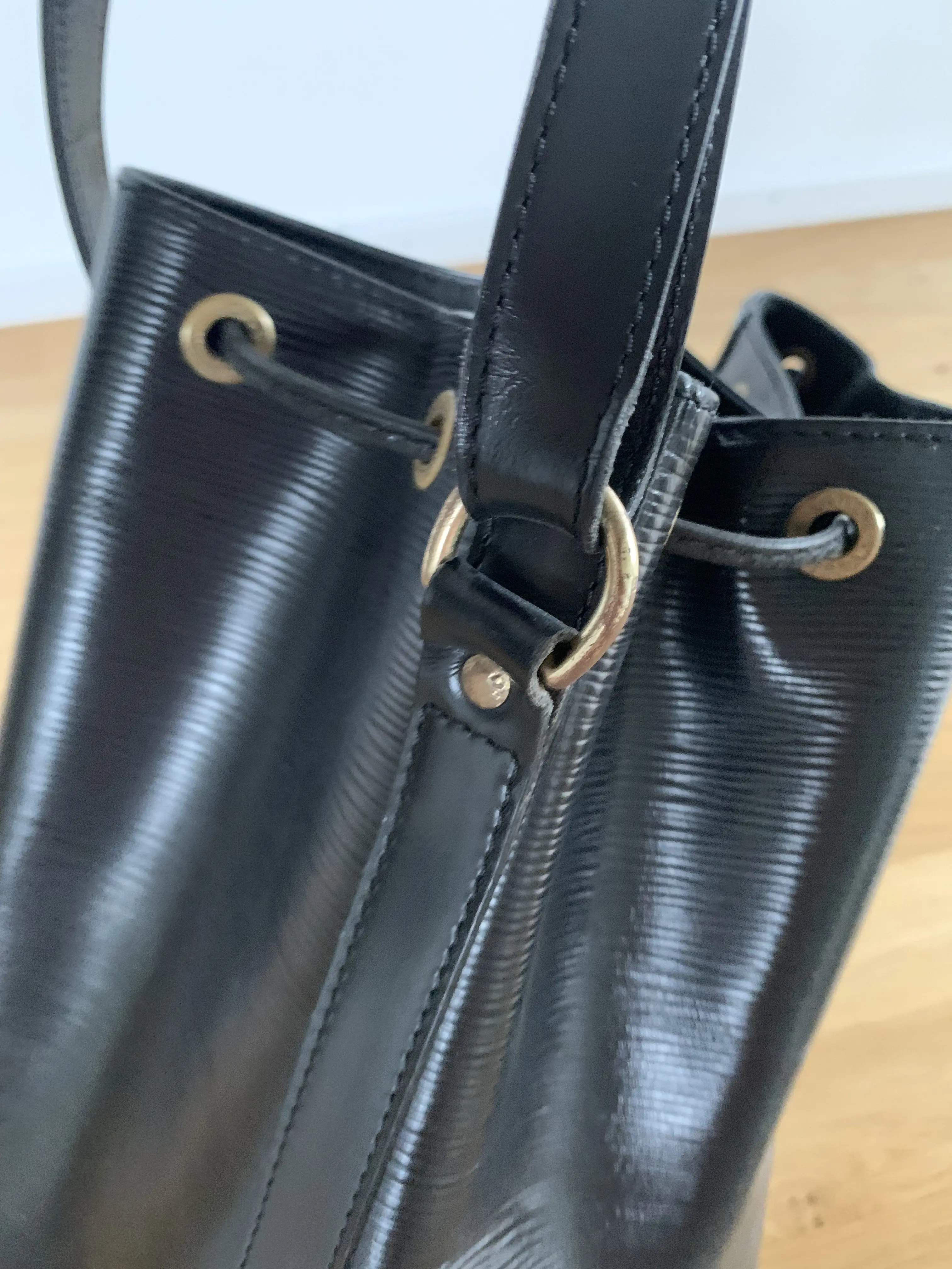 Beuteltasche Noé im Epi Leder schwarz | Marché LOOP