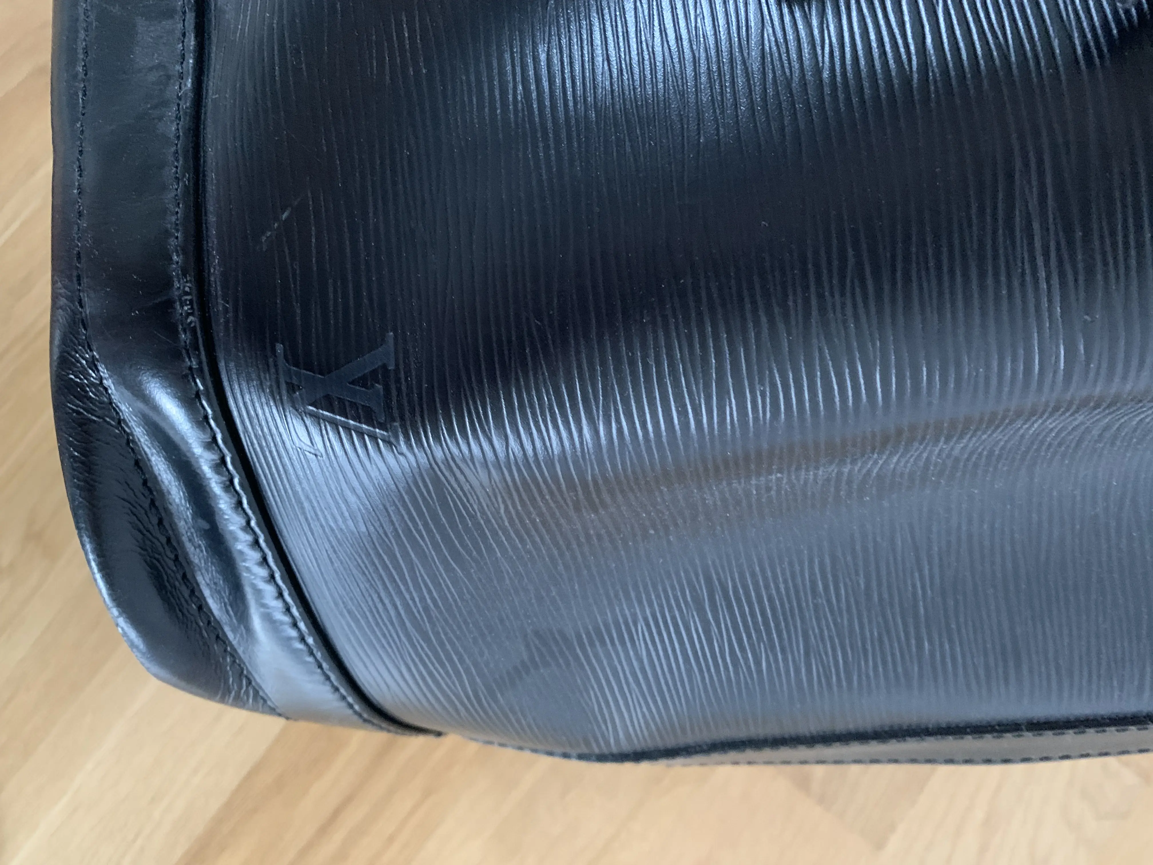 Beuteltasche Noé im Epi Leder schwarz | Marché LOOP