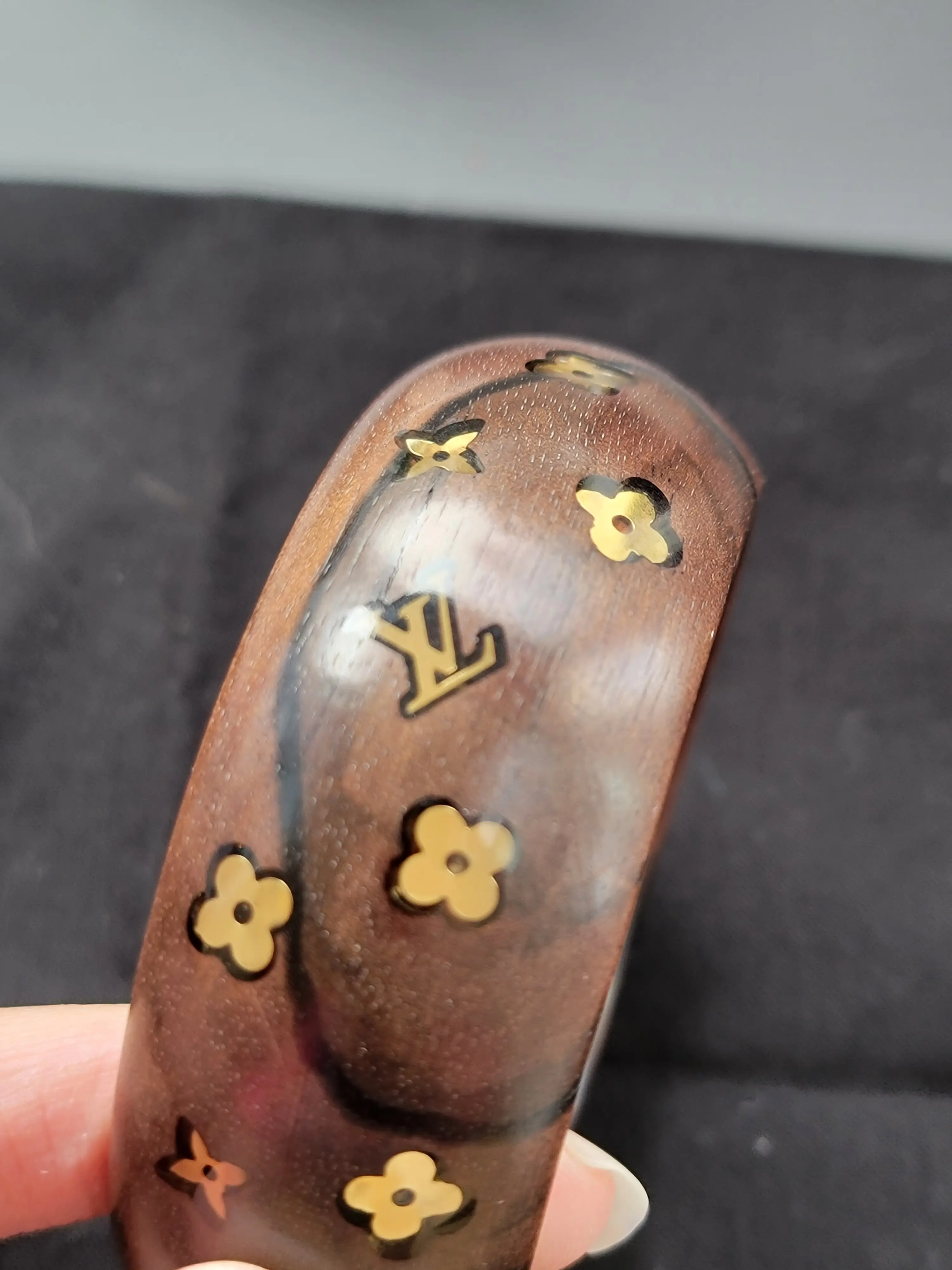 Louis Vuitton Bracelet und Ring aus Holz | Marché LOOP