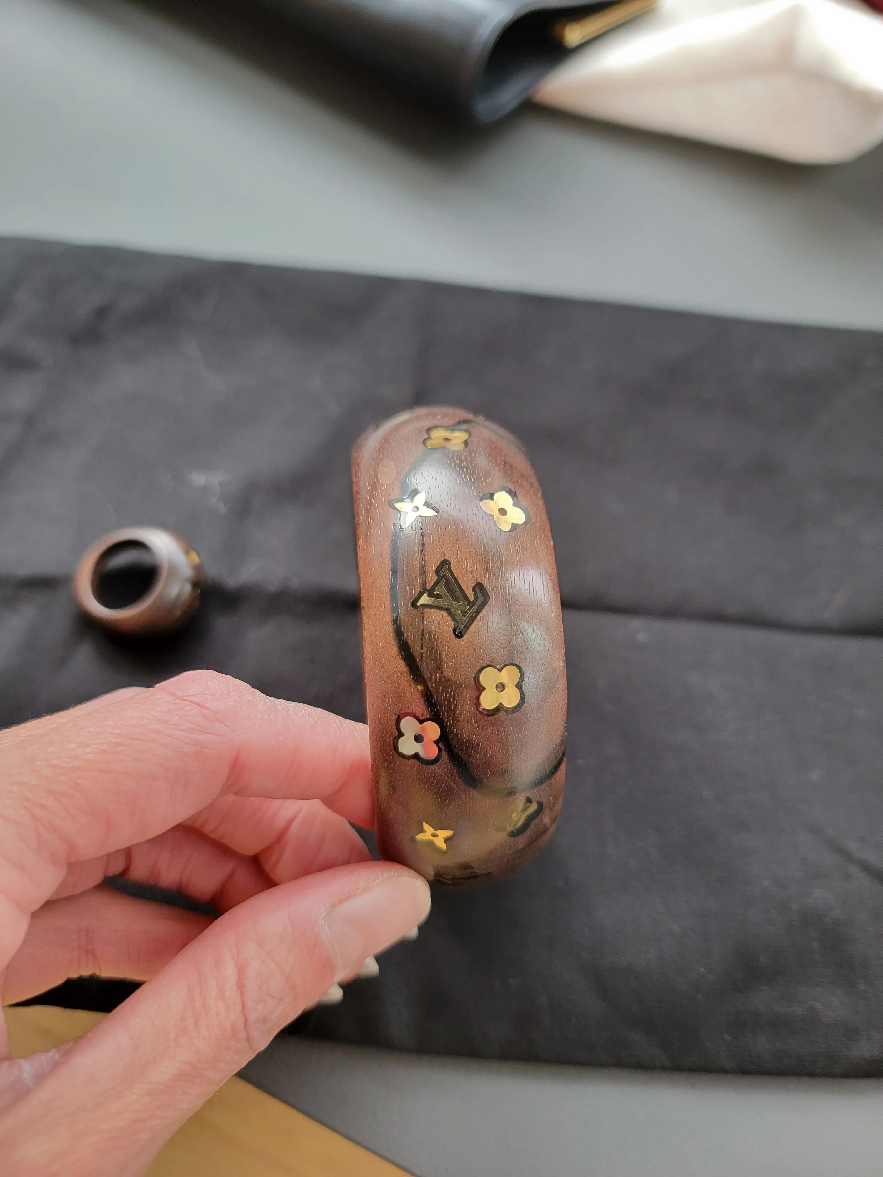 Louis Vuitton Bracelet und Ring aus Holz | Marché LOOP