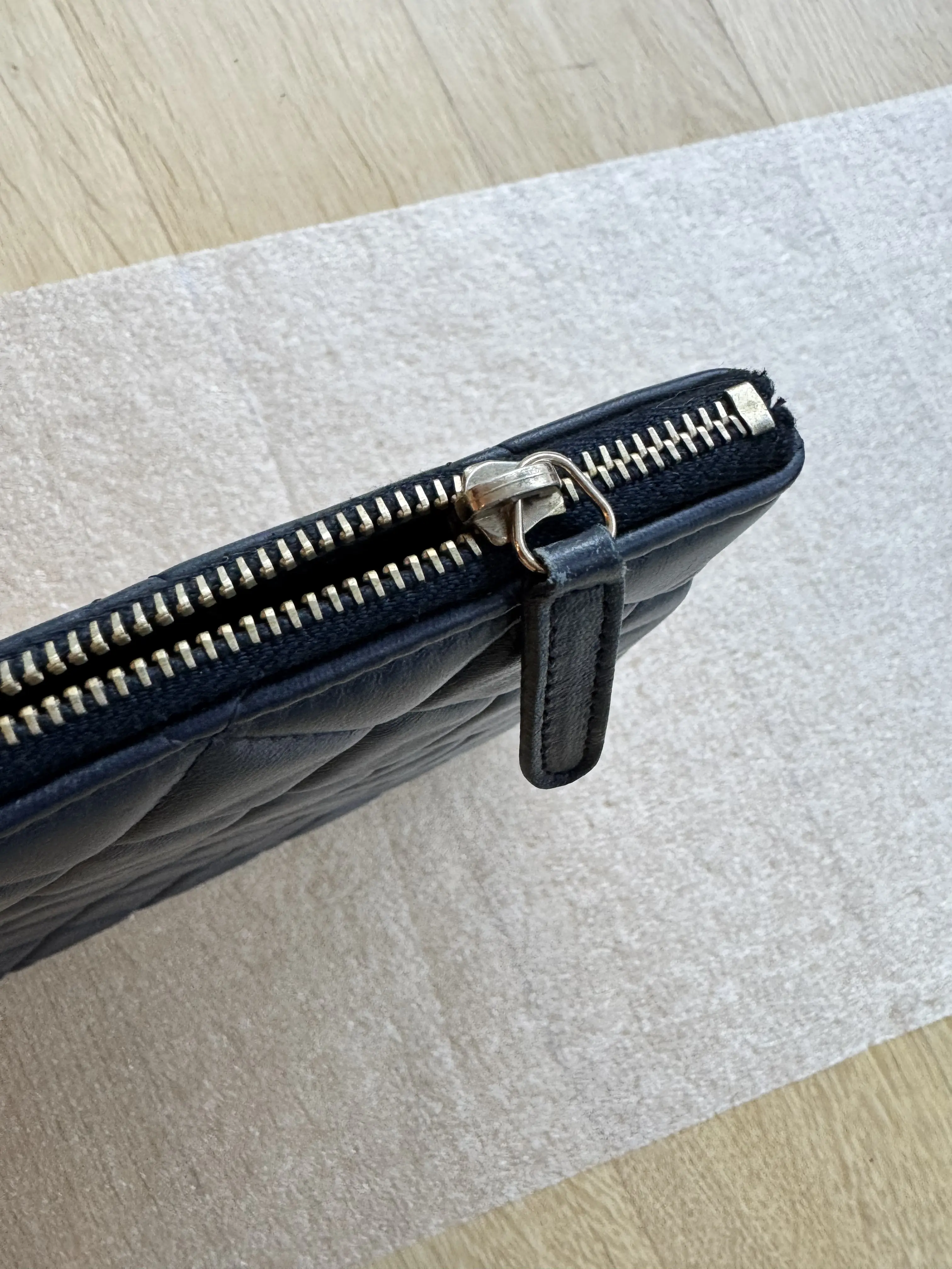 Neuwertige Chanel Pochette in Navy blau | Marché LOOP