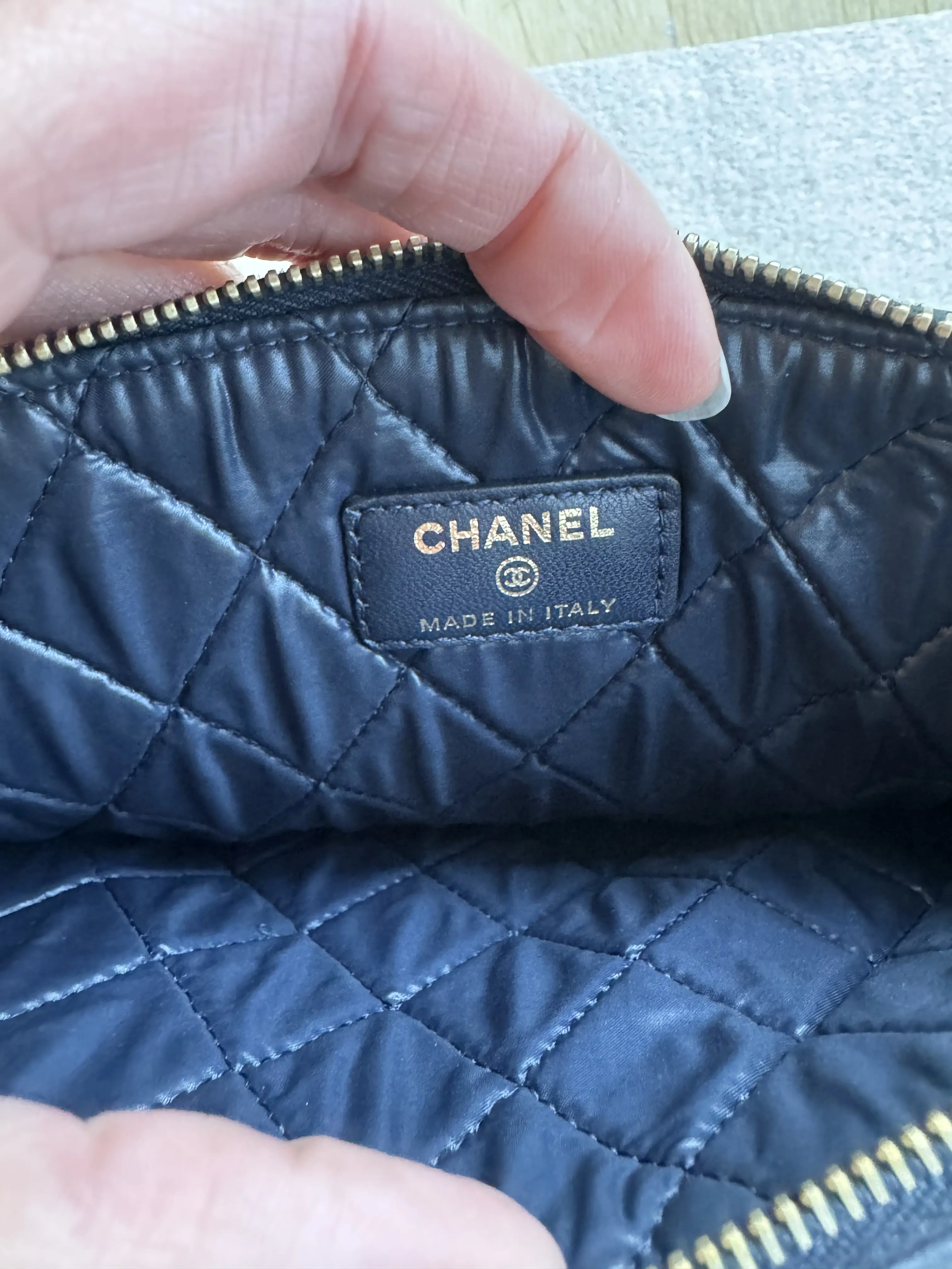 Neuwertige Chanel Pochette in Navy blau | Marché LOOP