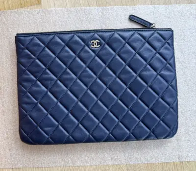 Neuwertige Chanel Pochette in Navy blau | Marché LOOP