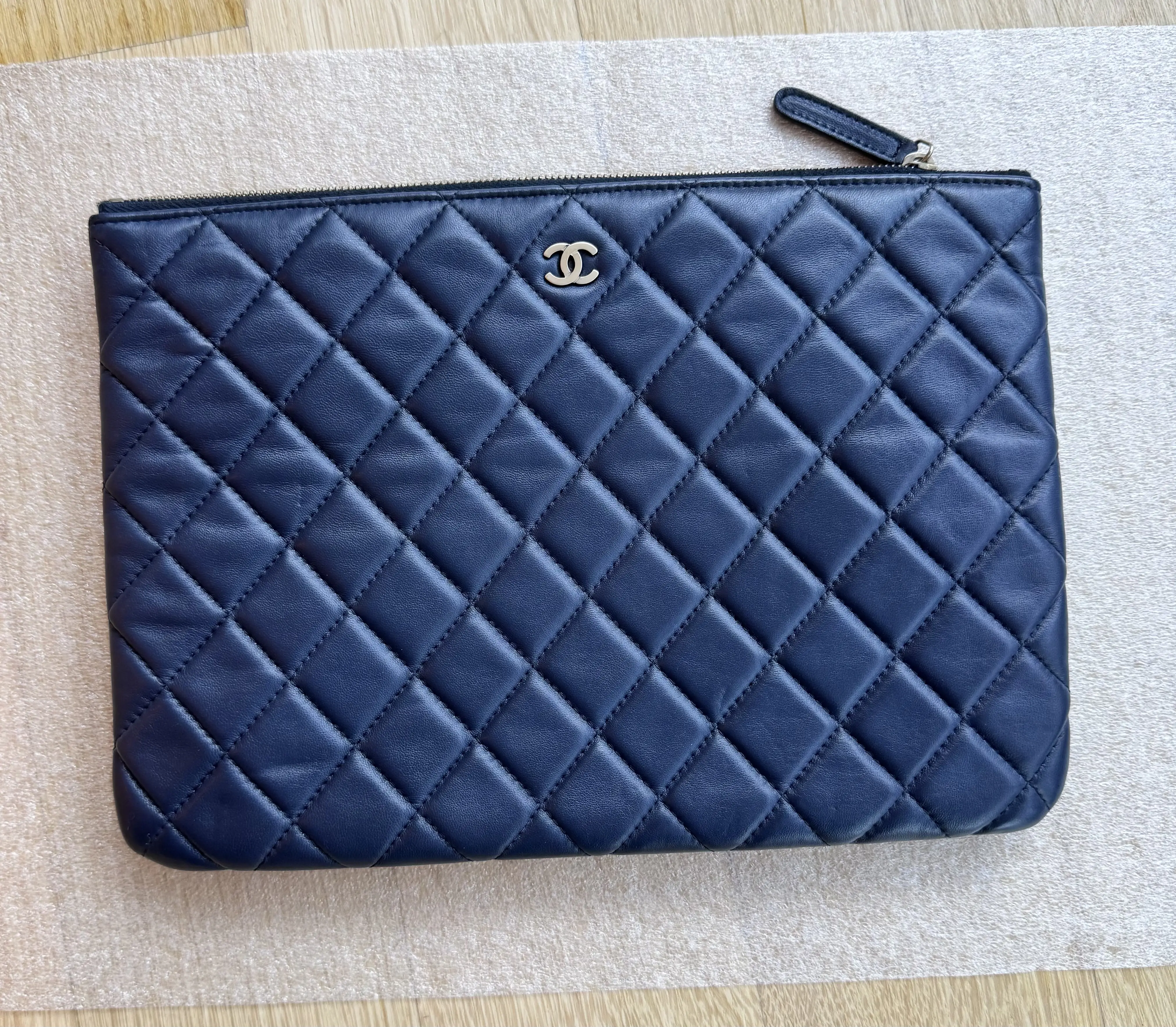 Neuwertige Chanel Pochette in Navy blau | Marché LOOP