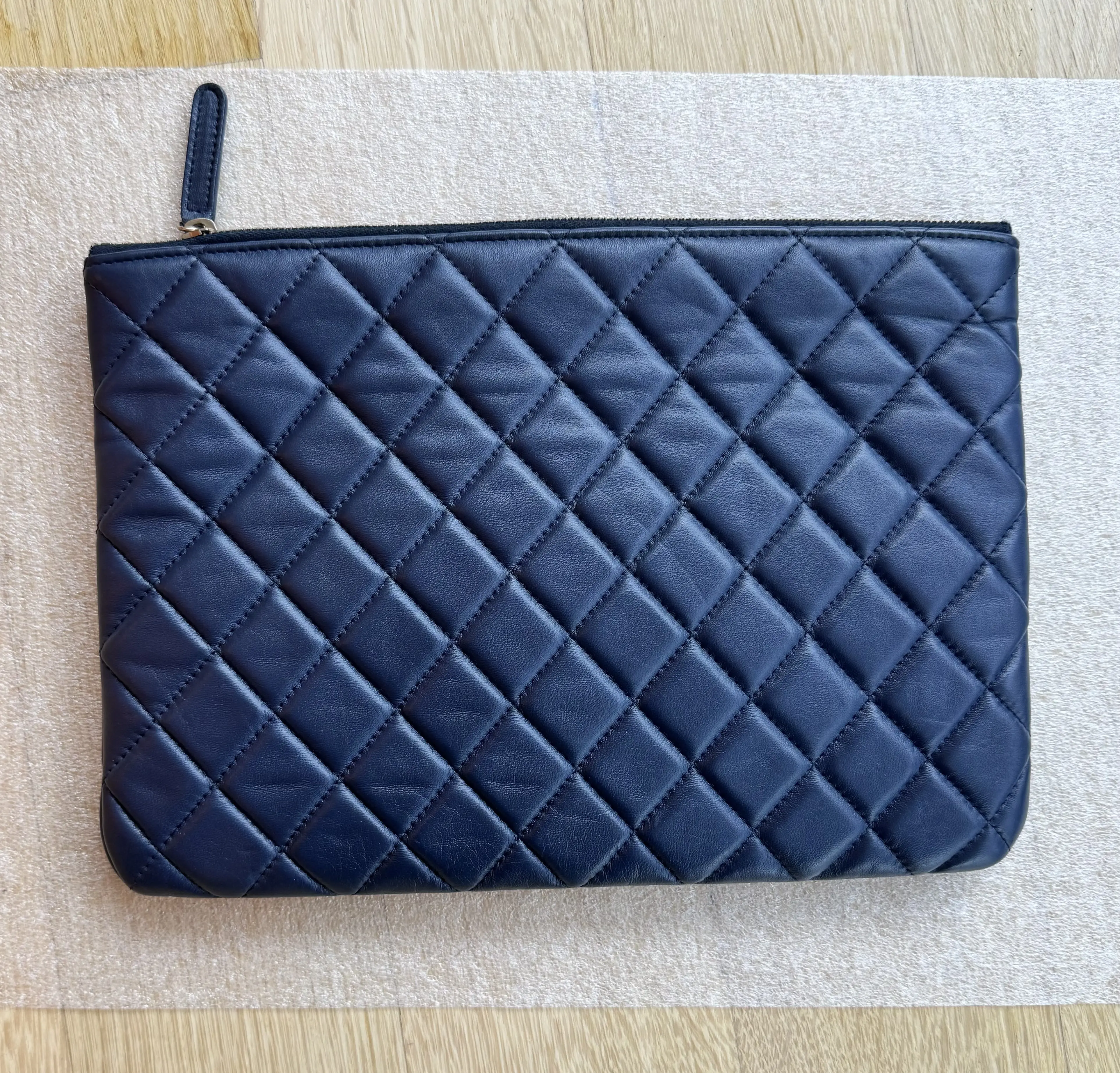 Neuwertige Chanel Pochette in Navy blau | Marché LOOP