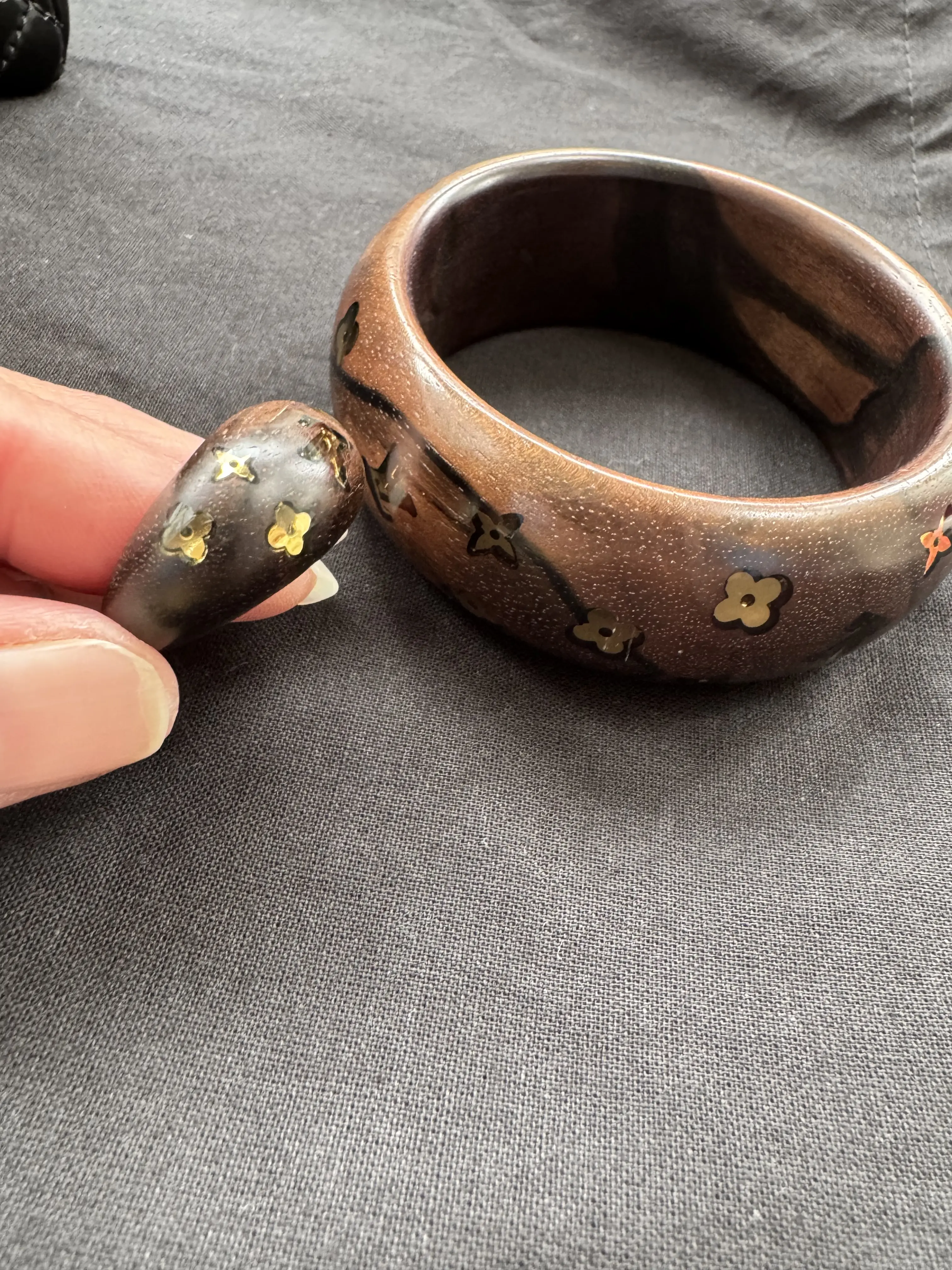 Louis Vuitton Bracelet und Ring aus Holz | Marché LOOP