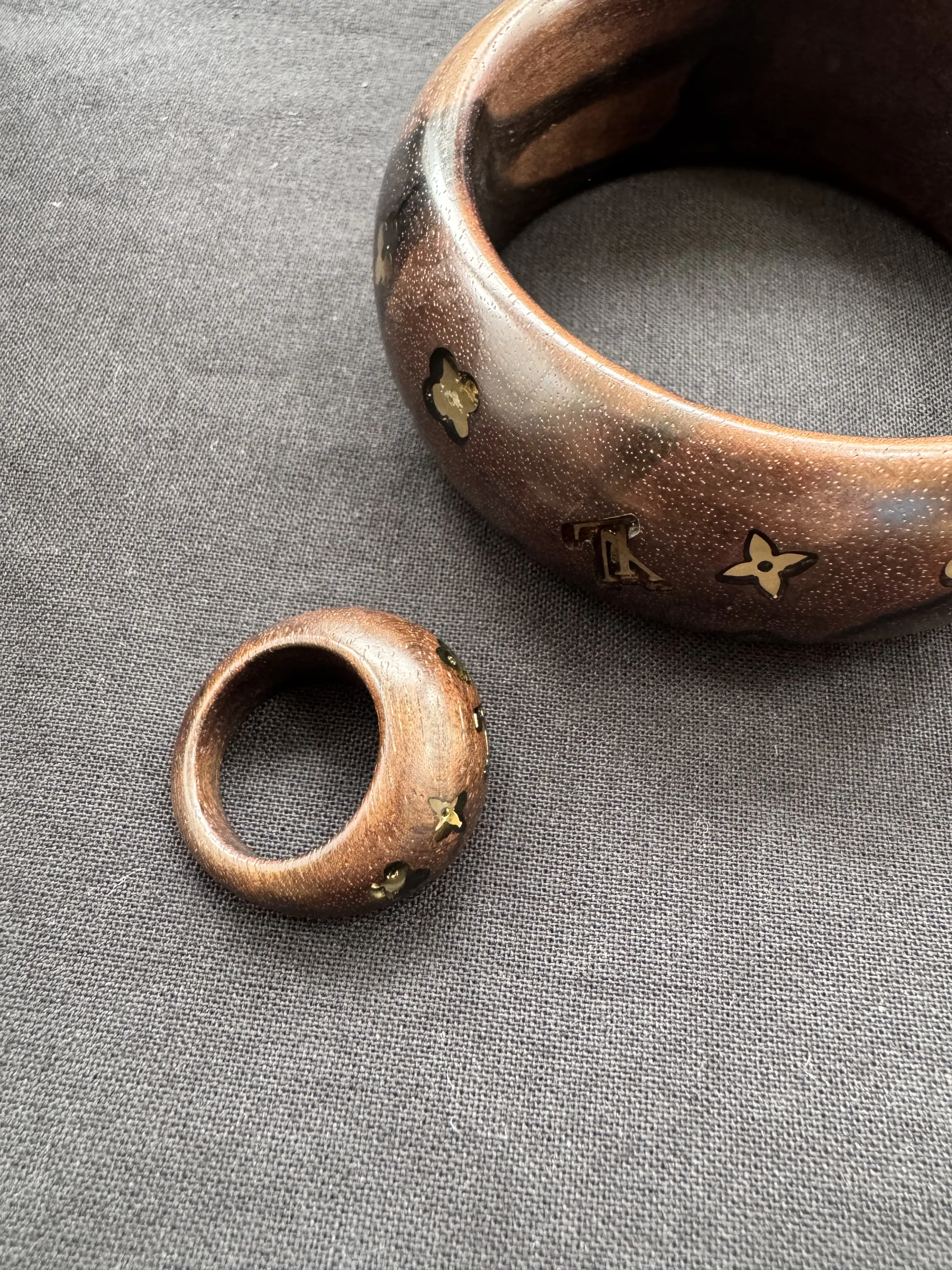 Louis Vuitton Bracelet und Ring aus Holz | Marché LOOP