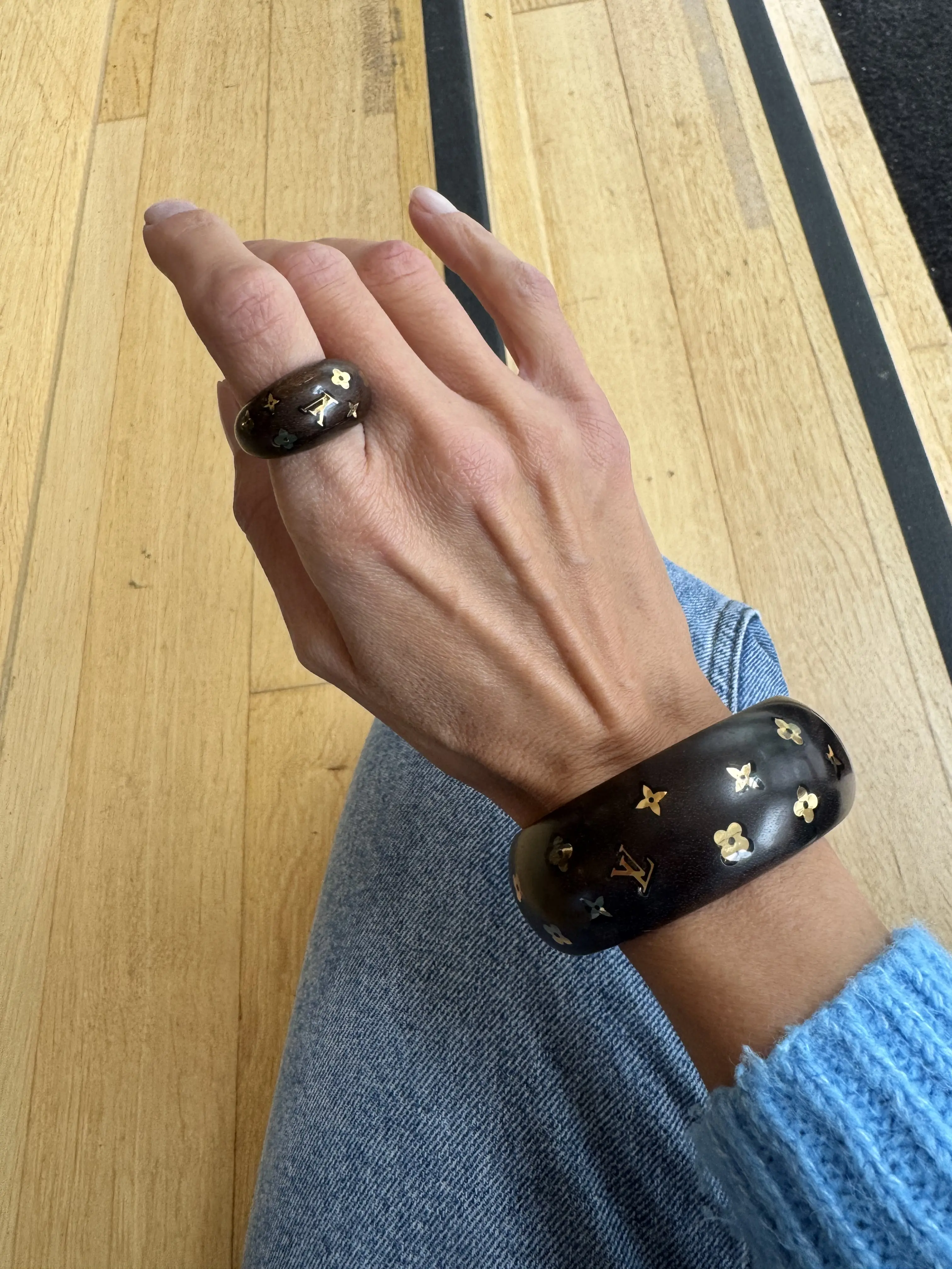 Louis Vuitton Bracelet und Ring aus Holz | Marché LOOP