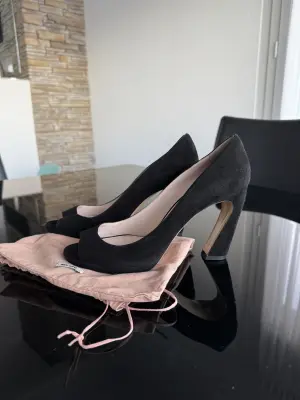 MIU MIU Wildleder Peeptoes | LOOP-Marktplatz