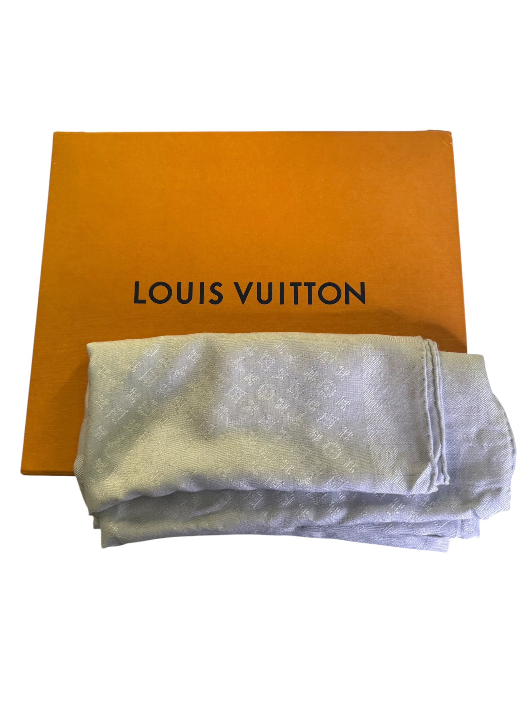 Louis Vuitton stole